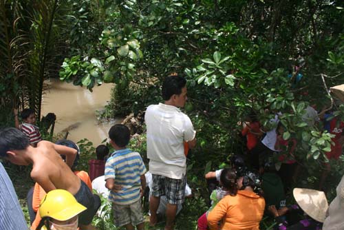 Nhiều[-]người[-]chầu[-]trực[-]tại[-]điểm[-]kênh[-]được[-]cho[-]là[-]nơi[-]câu[-]dính[-]cua[-]đinh[-]để[-]chờ[-]con[-]cua[-]đinh[-]khác[-]nổi[-]lên[-]“đón[-]bạn”